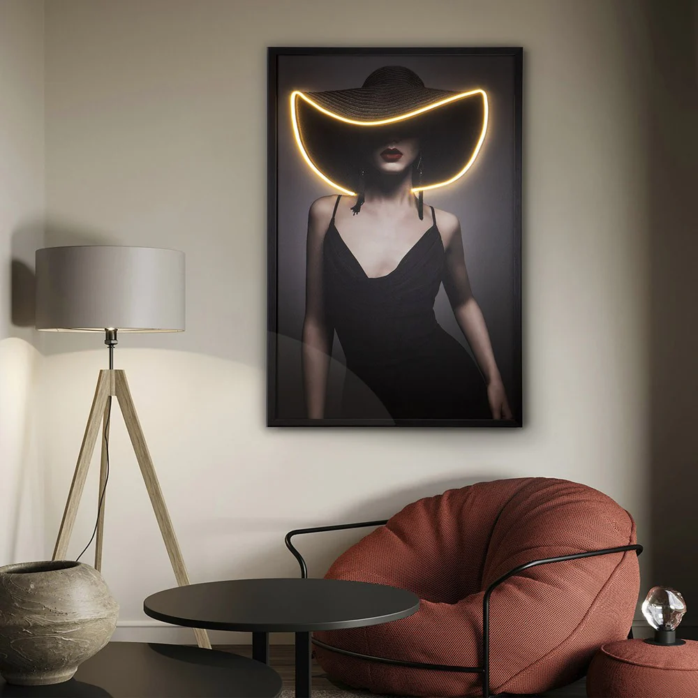 Tableau Femme au Chapeau - Œuvre d'Art Originale LED - Portrait Élégant Contemporain – Image 3