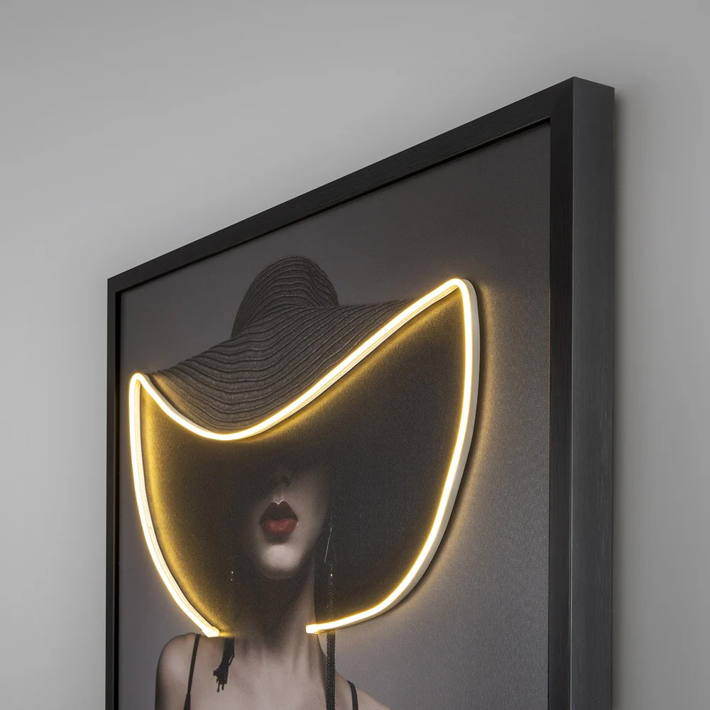 Tableau Femme au Chapeau - Œuvre d'Art Originale LED - Portrait Élégant Contemporain – Image 5